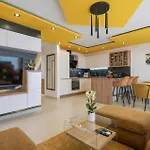 2 Bedroom Cozy Apartment In Makarska