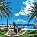 2 Bedroom Cozy Apartment In Makarska