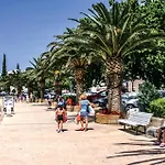 2 Bedroom Cozy Apartment In Makarska