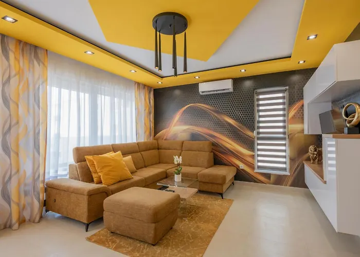 2 Bedroom Cozy Apartment In Makarska